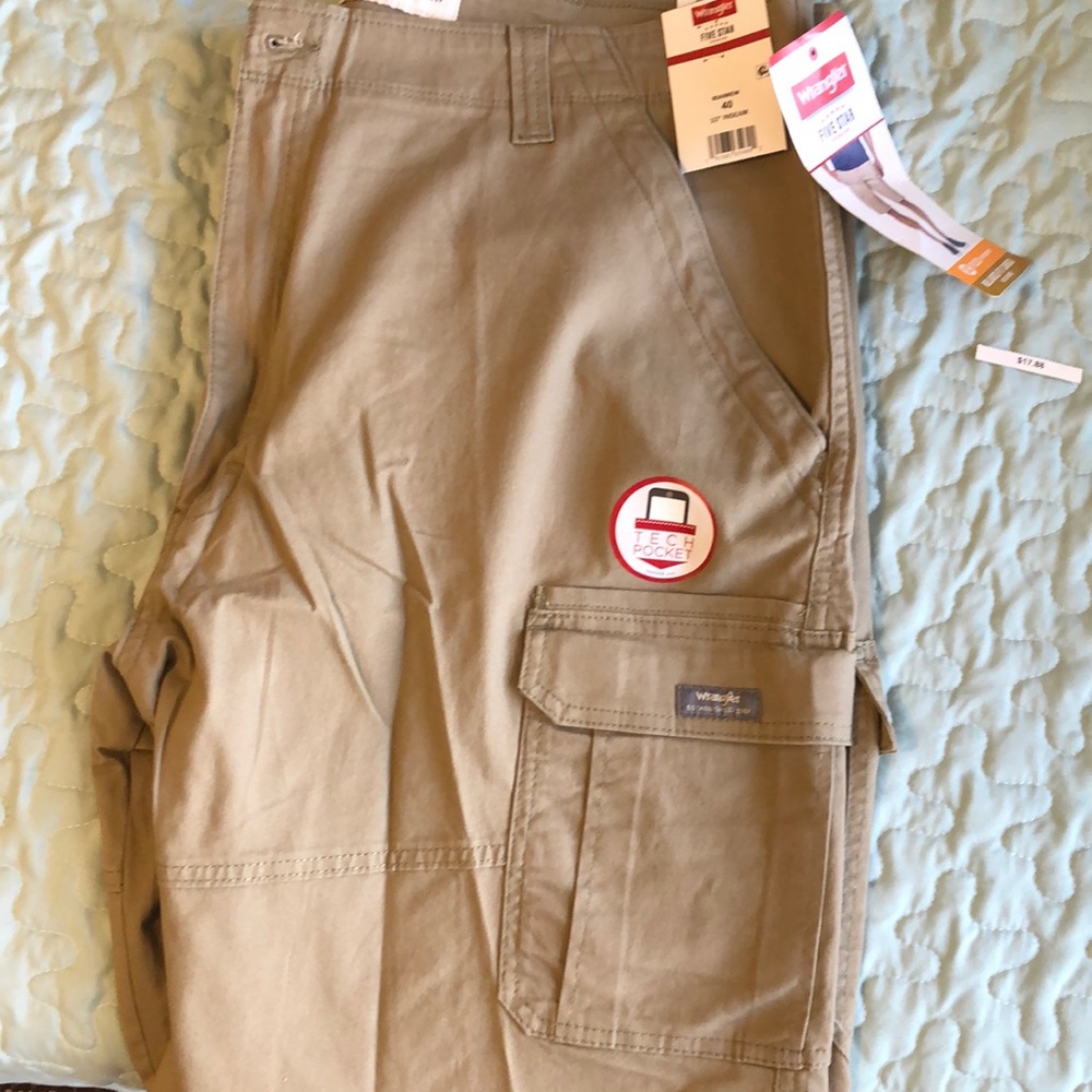NWT Tan Wrangler Relaxed Fit Cargo Shorts